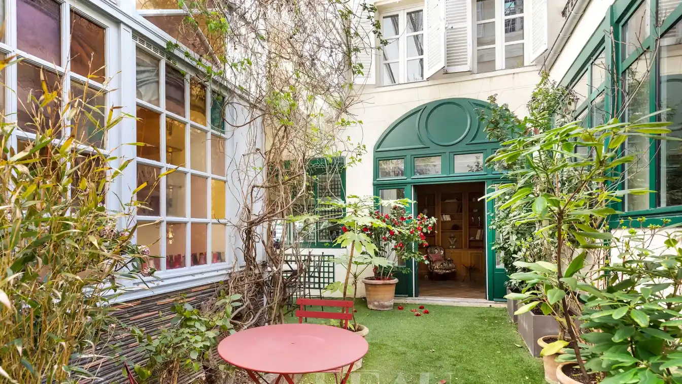 House-like Apartment in a Beautiful Building