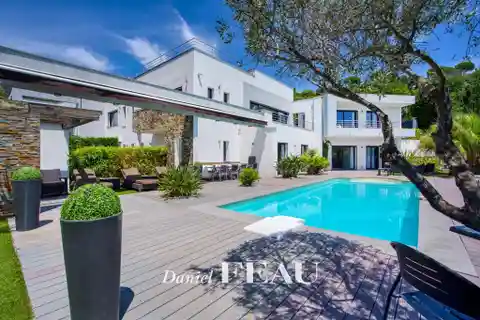 Spacious Luxury Home with Panoramic Sea Views