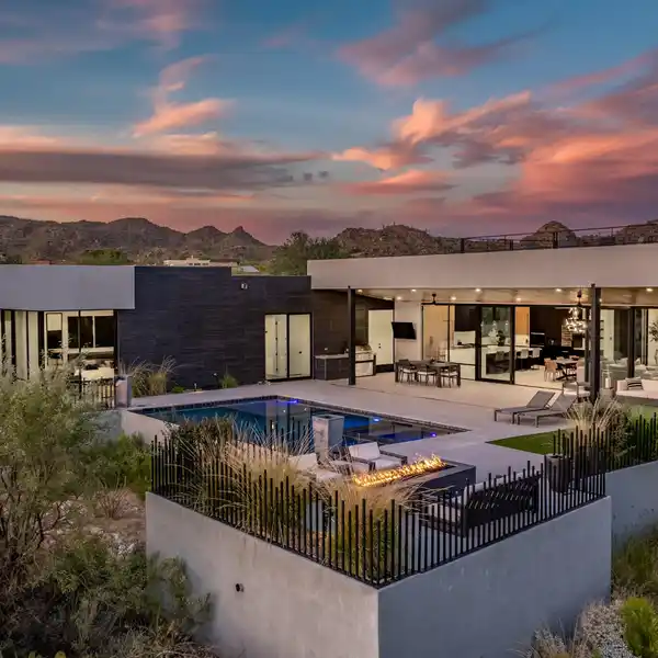 INTEGRATED TECHNOLOGY IN MODERN DESERT RETREAT