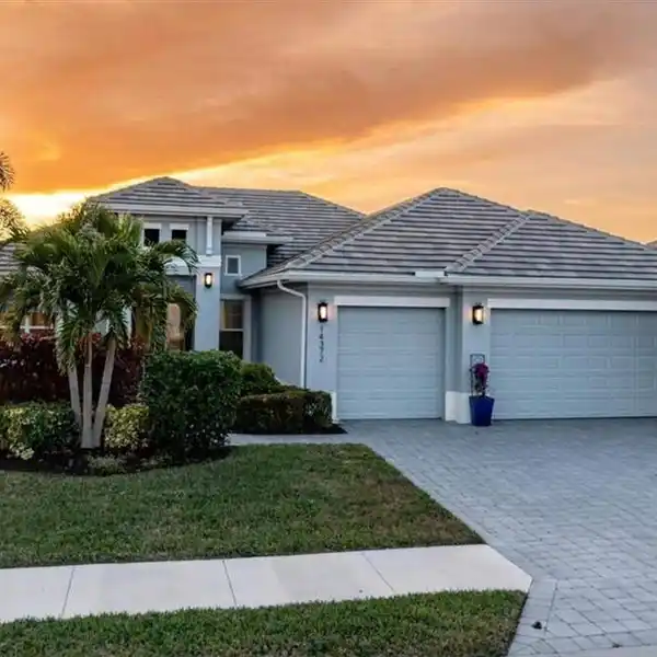 THE ULTIMATE IN LUXURY AND RESORT-STYLE LIVING