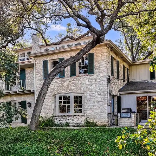 RARE CORNER ESTATE WITH ICONIC SKYLINE VISTAS