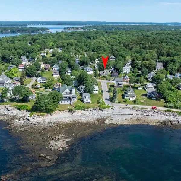 A SHOWCASE OF ISLAND REAL ESTATE