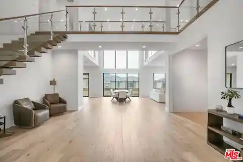 Fully Upgraded Coastal Constemporary