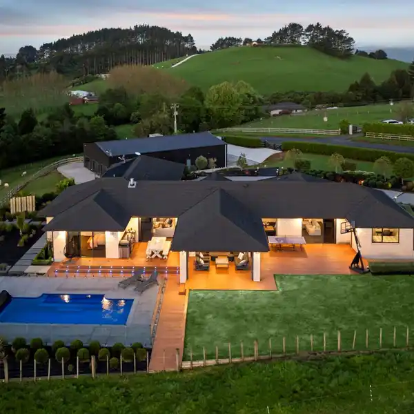 SCENIC HILLTOP POSITION WITH BREATHTAKING VISTAS ACROSS THE COUNTRYSIDE