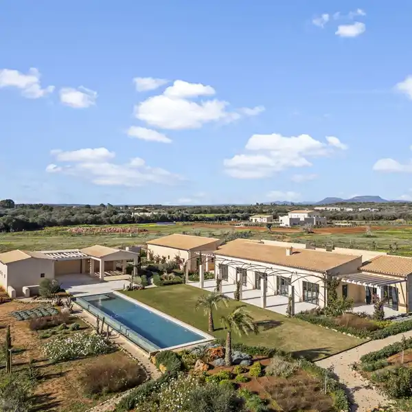 SPECTACULAR SINGLE-LEVEL NEW-BUILD LUXURY FINCA