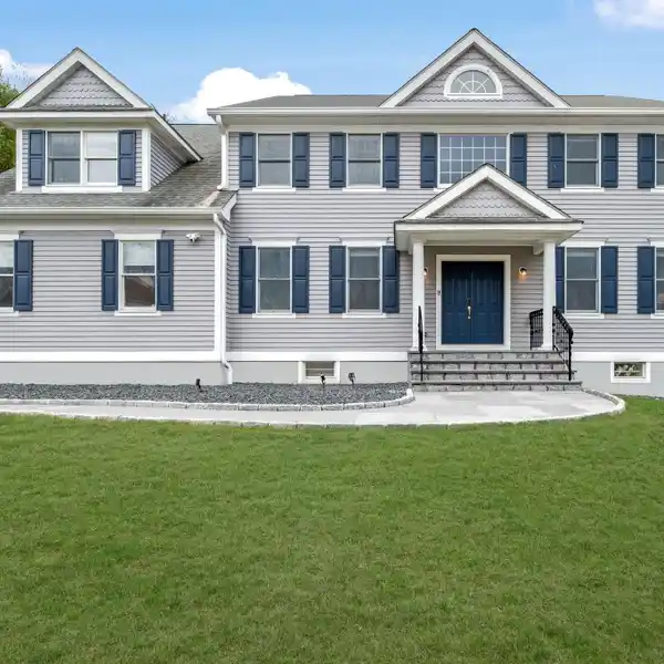 IMPECCABLY MAINTAINED CLASSIC COLONIAL