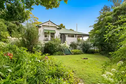 1913 Queenslander on Sprawling Property