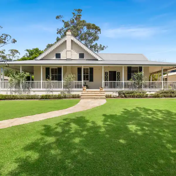 SANDSTONE CHARM ON A GRAND ESTATE PARCEL