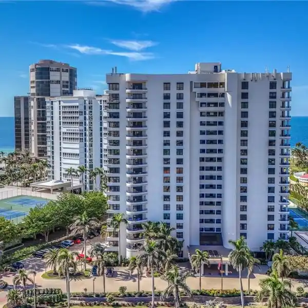 BEAUTIFUL HOME IN SOLAMAR IN THE HEART OF PARK SHORE