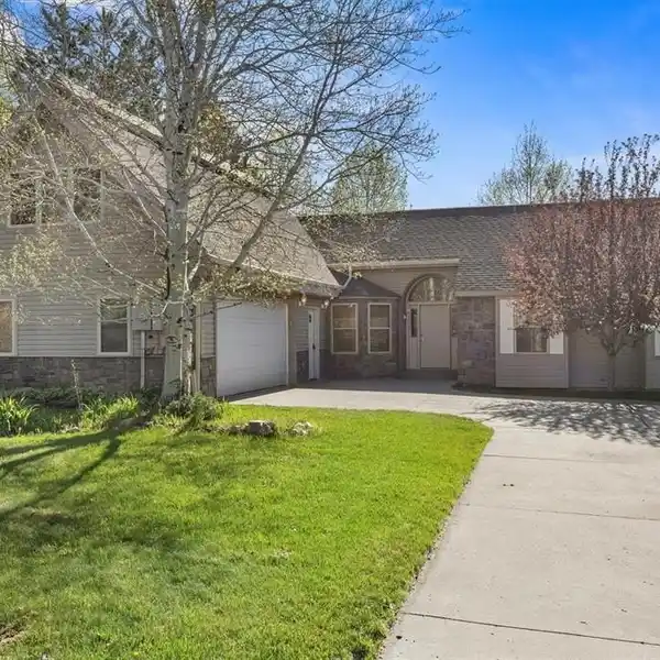 STUNNING MOUNTAIN VIEWS IN HERITAGE PARK RETREAT