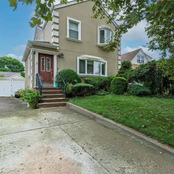 BEAUTIFUL AND SPACIOUS COLONIAL HOME