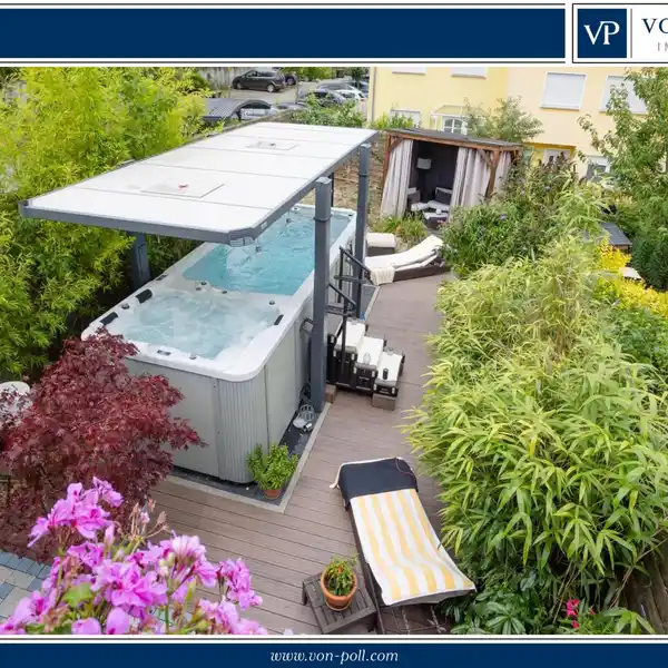 WELL-KEPT TERRACED HOUSE WITH FIVE BEDROOMS AND POOL IN THE LARGE GARDEN
