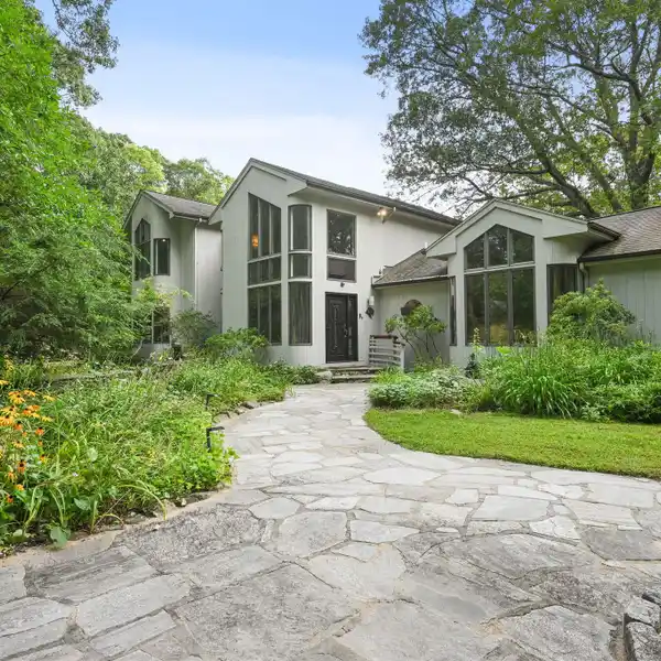 EXTRAORDINARY MID-CENTURY MODERN RESIDENCE