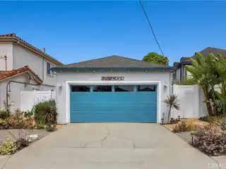 Light-Filled Home in the Heart of the Tree Section