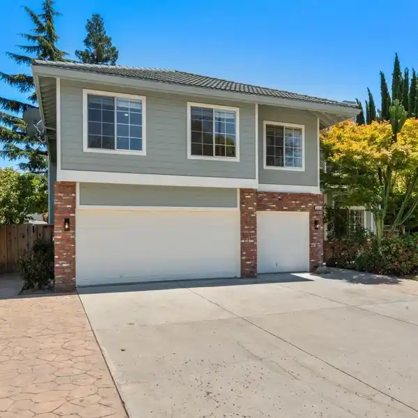 SPACIOUS AND VERSATILE HOME WITH A PRIVATE TOWNHOUSE-STYLE UNIT