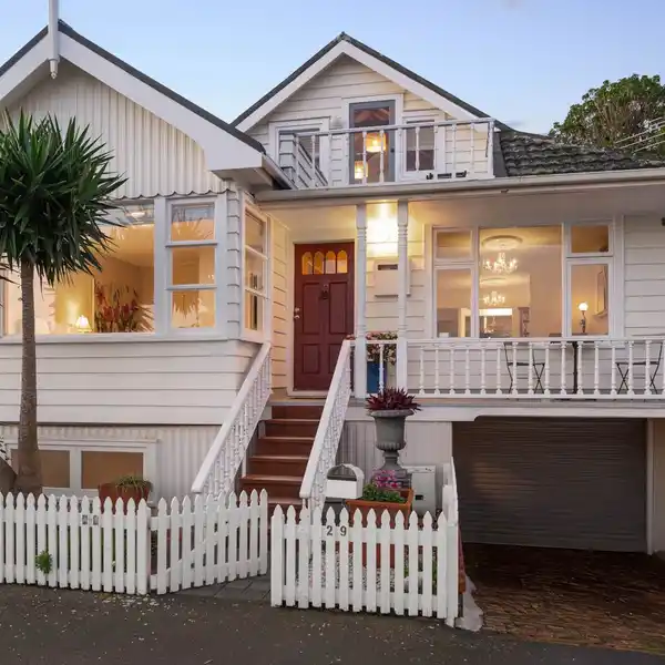 ICONIC DEVONPORT VILLA WITH DAZZLING HARBOUR VIEWS