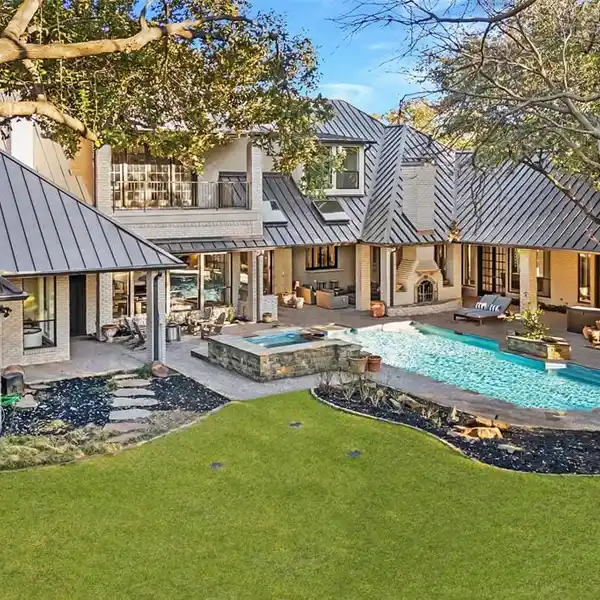 PRIVATE OASIS IN PRESTON TRAIL