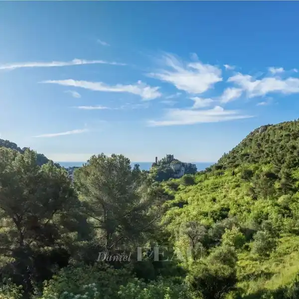 BEAUTIFULLY APPOINTED TOP-FLOOR APARTMENT