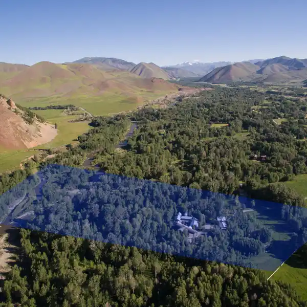 ARCHITECT-DESIGNED RIVERFRONT HAVEN IN WOOD RIVER VALLEY