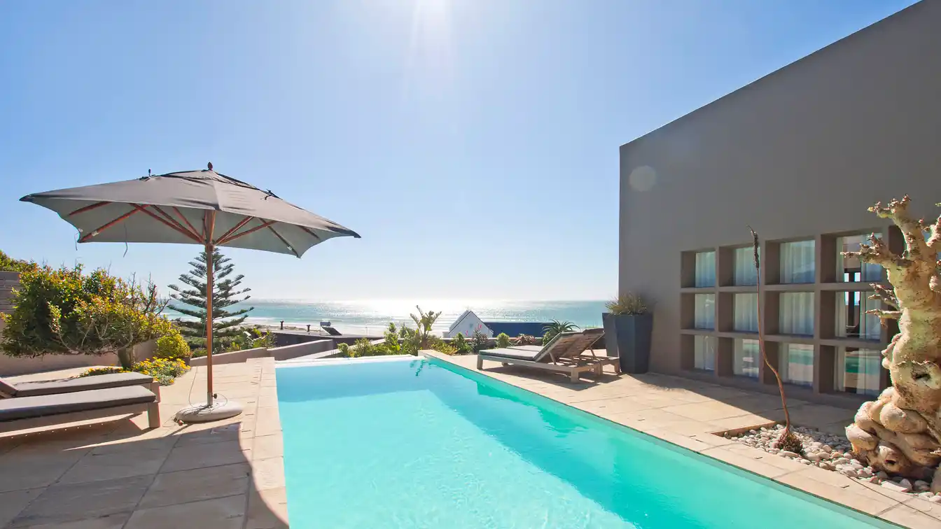 A Touch of Luxury Overlooking Longbeach