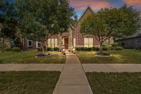 Warmth and Elegance with an Open Layout