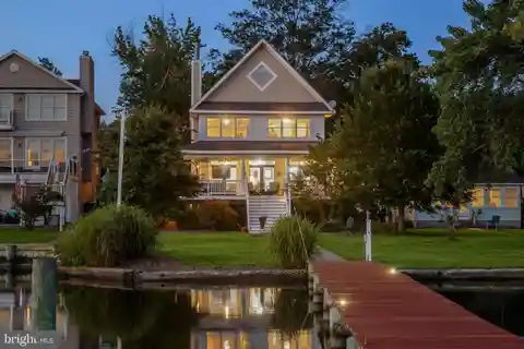 Waterfront Living with Modern Comfort and Convenience