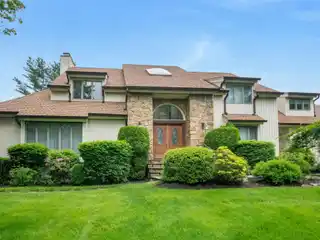 Meticulously Maintained Colonial in the Estates