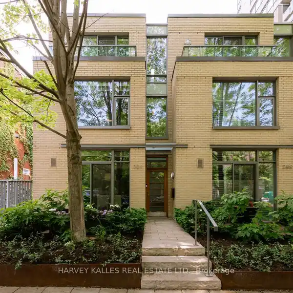 SPACIOUS DOWNTOWN TORONTO TOWNHOUSE WITH PRIVATE PARKING