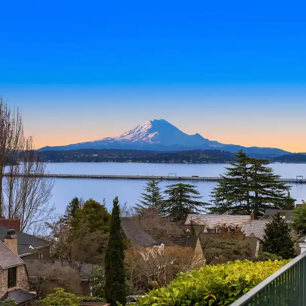 ICONIC LAURELHURST RESIDENCE