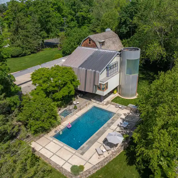 LUXURIOUS 200-YEAR-OLD BARN RESIDENCE ON ONE MID-COUNTRY ACRE