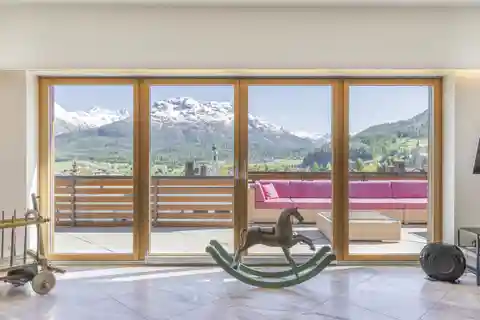 Samedan: Exclusive Holiday Apartment with Large Terrace and Panoramic Views of the Bernina Range