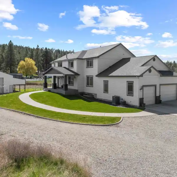 CUSTOM HOME AND HORSE PROPERTY ON 4.3 ACRES