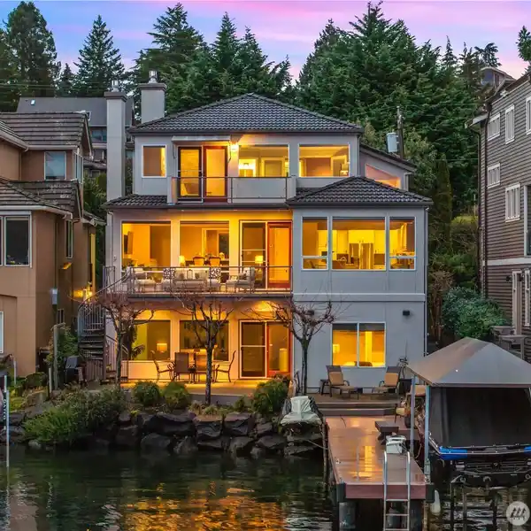 WEST-FACING LAKE WASHINGTON RETREAT