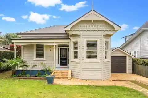 Beautifully Presented Villa with Timeless Charm