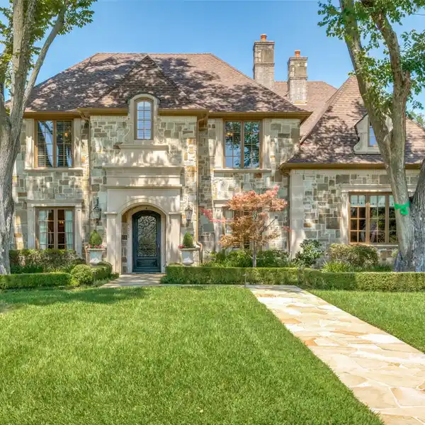 TIMELESS ELEGANCE WITH MODERN COMFORT