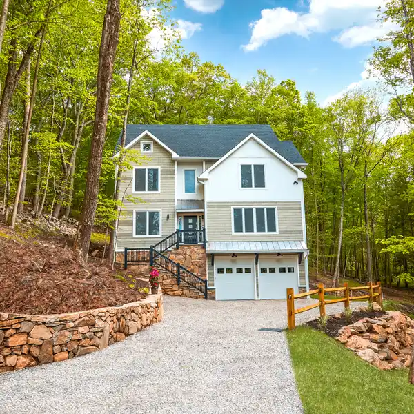 SPACIOUS STUNNER OFFERING PRIVACY WITH CONVENIENCE