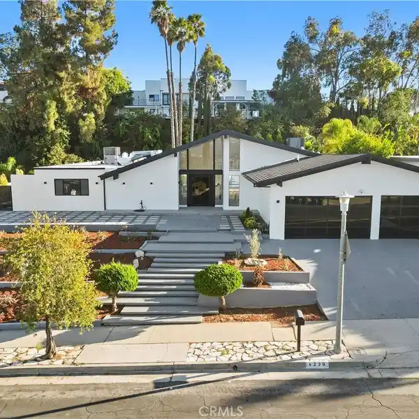 IMMACULATE MINI-ESTATE DESIGNED FOR MODERN LUXURY LIVING