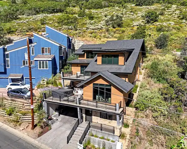ELEGANT CONTEMPORARY RESIDENCE