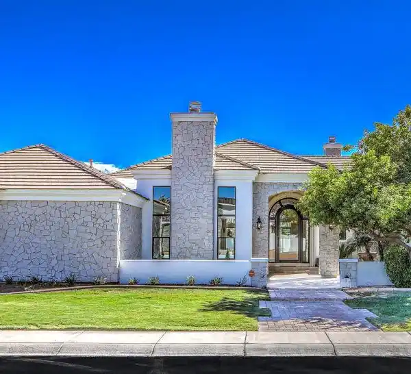 LUXURY MEETS FUN ON PRIVATE INTERIOR LOT