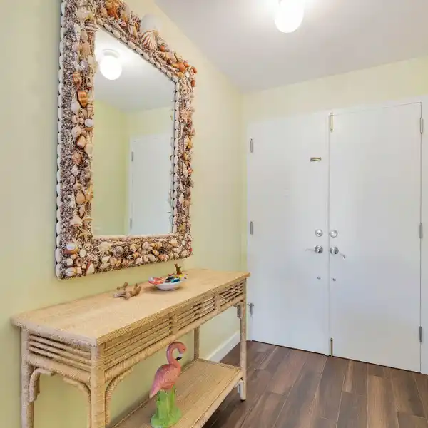 LIGHT-FILLED AND TASTEFULLY DESIGNED APARTMENT