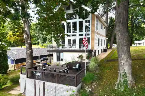 Lake House with Spectacular Lake Views