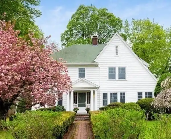 LEXINGTON CENTER GEM WITH BIG POTENTIAL