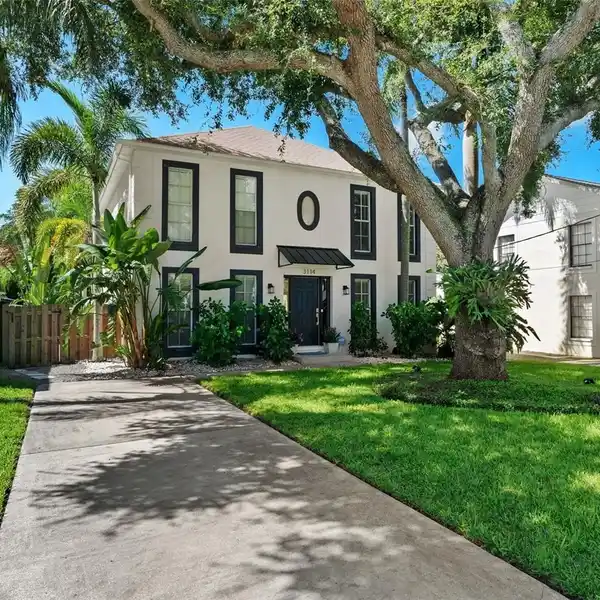 TROPICAL LIVING MEETS WALKABLE LIFESTYLE