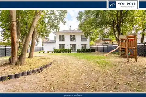 Stylish Villa with Stunning Views on a Large, Green Plot in the South of Berlin