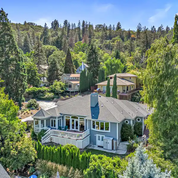 CUSTOM SINGLE-LEVEL VIEW HOME