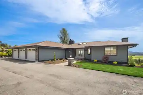 Beautifully Remodeled Daylight Rambler