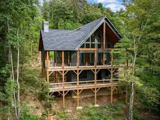 Modern Mountain Escape with Panoramic Views and Charm