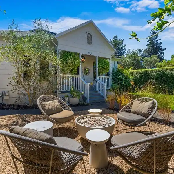 VINTAGE CHARM MEETS MODERN STYLE