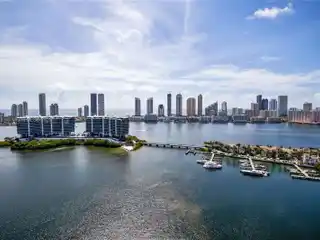 Peninsula One’s Lower Penthouse