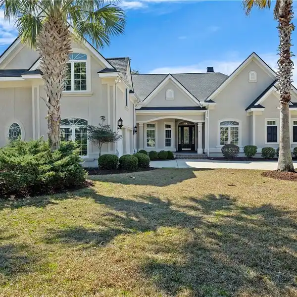 FABULOUS OPEN-PLAN HOME IN HAMPTON HALL